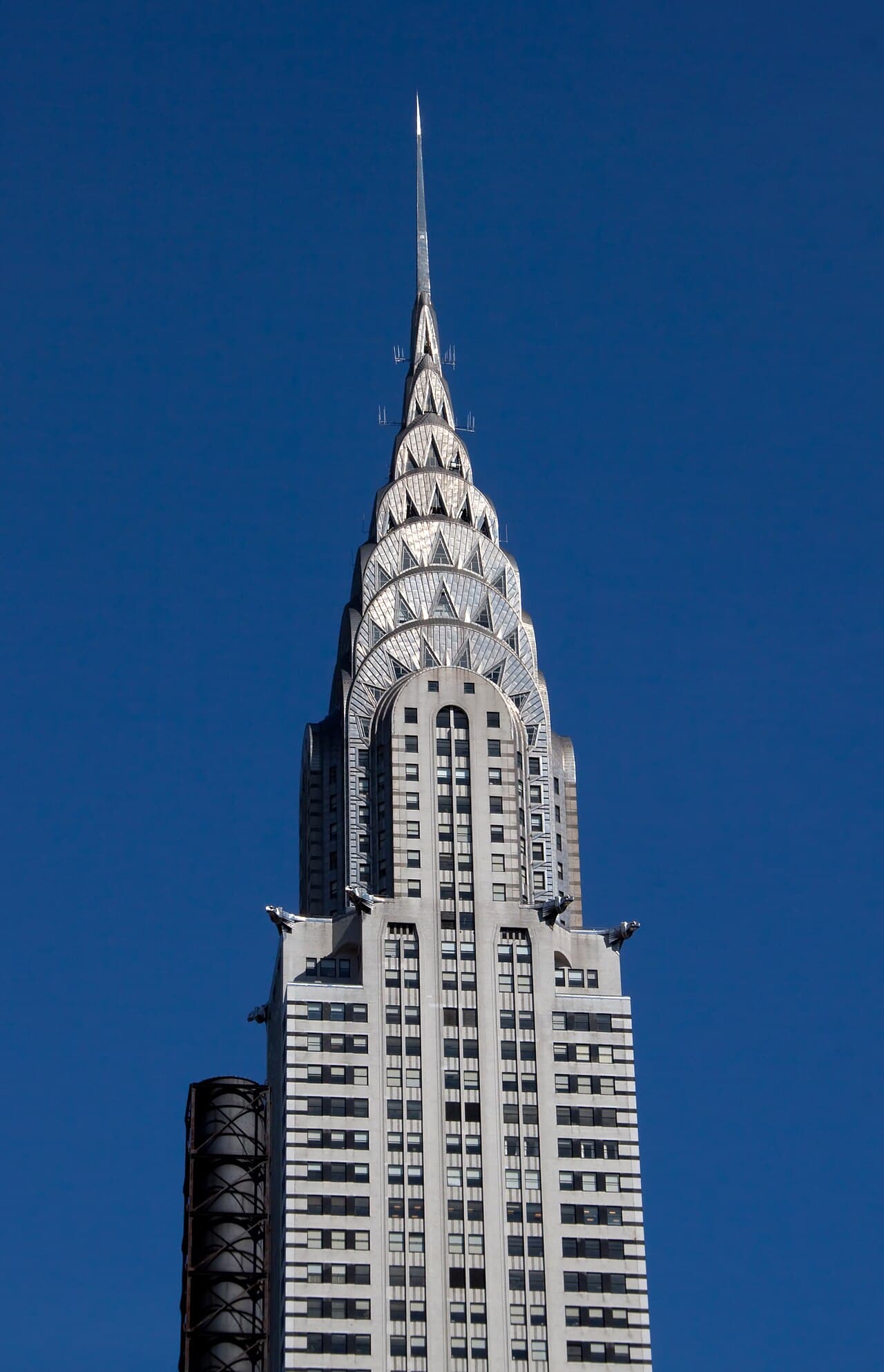 The full tower over Midtown Manhattan · Photo: Tony Hisgett, CC BY 2.0