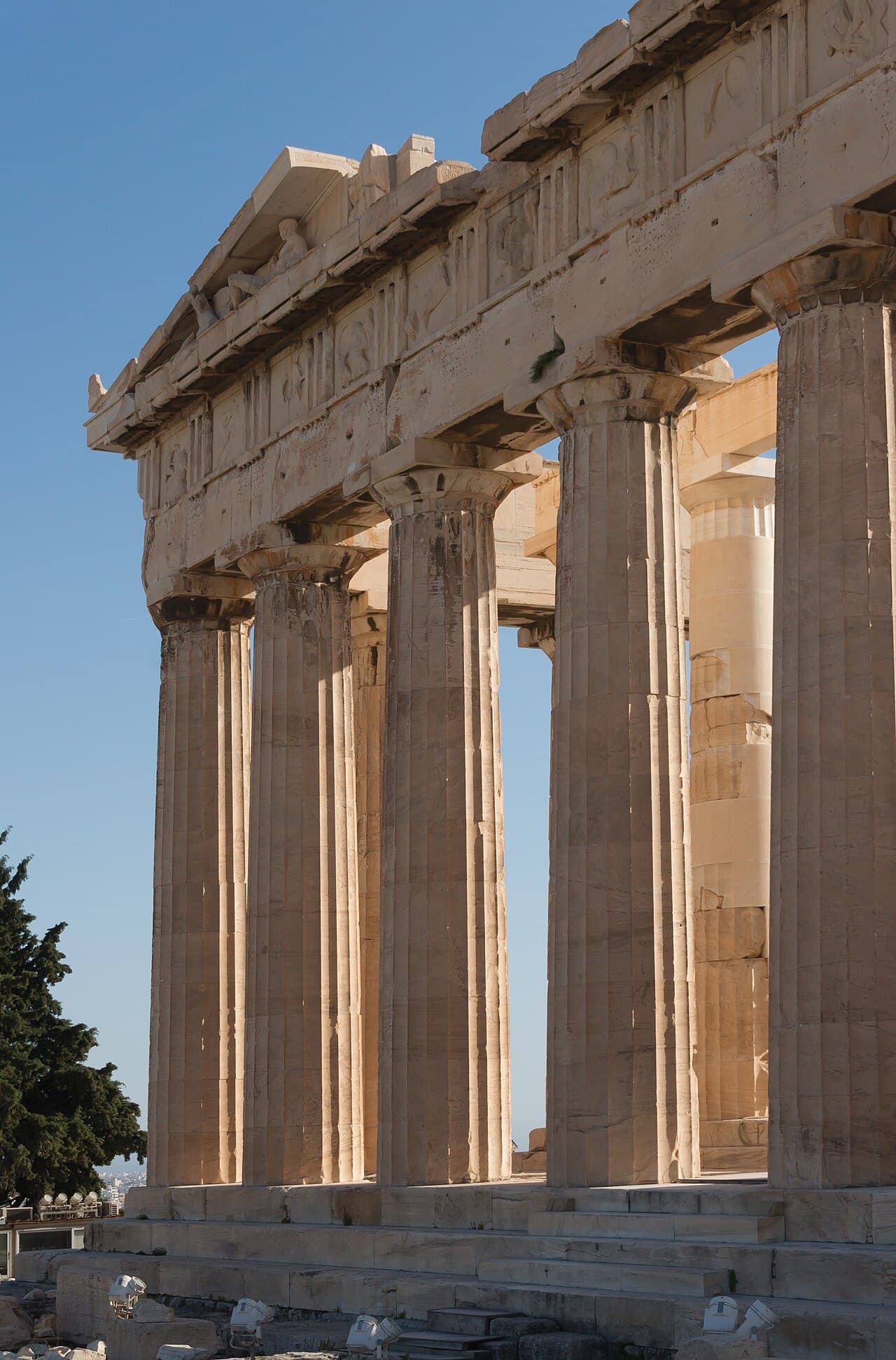 The east front, entrance side of the temple · Photo: Jebulon, CC0