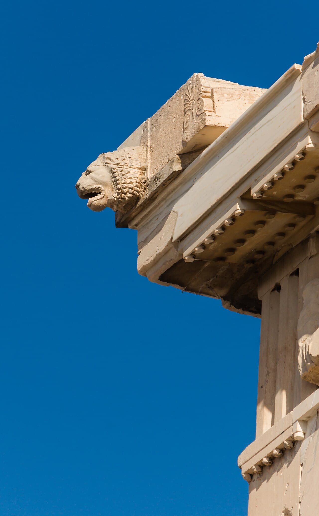 A lion's head at the roof edge, 2,400 years of weather later · Photo: Jebulon, CC0