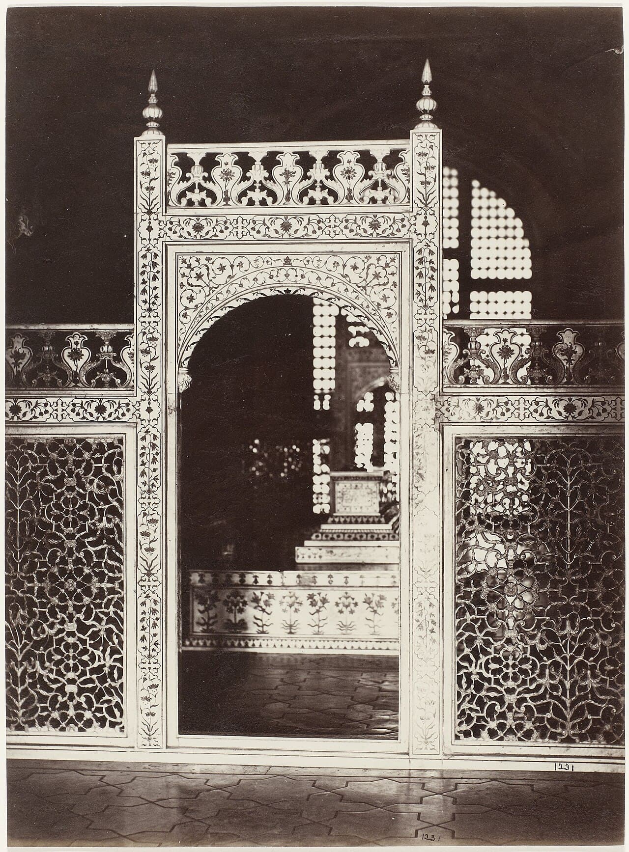The carved marble screen around the cenotaphs, 19th-century photograph · Rijksmuseum, CC0